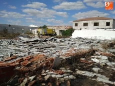 Foto 3 - Una antigua fábrica de Villamayor convertida en escombrera, origen de un incendio