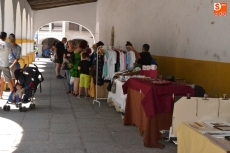 Foto 6 - Dos grandes banderolas anuncian la Feria al numeroso público que pasa por la Plaza