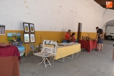 Foto 5 - Dos grandes banderolas anuncian la Feria al numeroso público que pasa por la Plaza