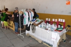 Foto 4 - Dos grandes banderolas anuncian la Feria al numeroso público que pasa por la Plaza
