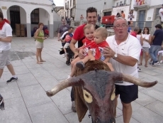 Foto 6 - Los niños se enfrentan a los 'bravos toros' en un animado encierro