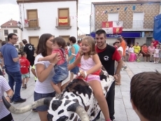 Foto 4 - Los niños se enfrentan a los 'bravos toros' en un animado encierro