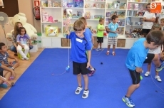 Foto 3 - La librería Hontiveros organiza un concurso de peonzas para los niños