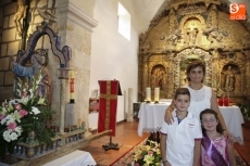 Foto 4 - San Bartolomé procesiona arropado por sus vecinos en Golpejas