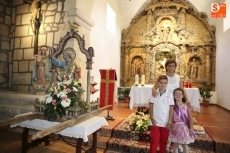 Foto 3 - San Bartolomé procesiona arropado por sus vecinos en Golpejas