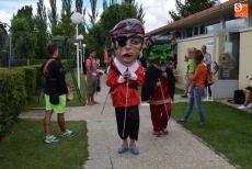 Foto 5 - Los más pequeños se divierten con los cabezudos, la espuma y los hinchables