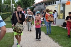 Foto 4 - Los más pequeños se divierten con los cabezudos, la espuma y los hinchables