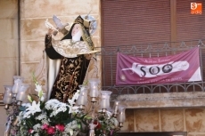Foto 6 - Santa Teresa de Jesús recorre las calles arropada por la devoción de los albenses