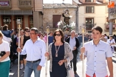 Foto 5 - Santa Teresa de Jesús recorre las calles arropada por la devoción de los albenses