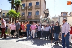 Foto 4 - Santa Teresa de Jesús recorre las calles arropada por la devoción de los albenses