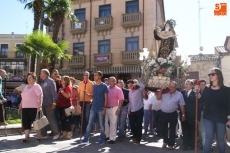 Foto 3 - Santa Teresa de Jesús recorre las calles arropada por la devoción de los albenses