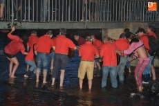 Foto 6 - El río Águeda debuta como escenario teatral con éxito de público y la Rondalla como invitada...