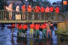 Foto 3 - El río Águeda debuta como escenario teatral con éxito de público y la Rondalla como invitada...