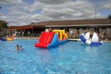 Foto 6 - Más de un centenar de niños disfrutan de las fiestas con hinchables acuáticos