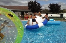 Foto 4 - Más de un centenar de niños disfrutan de las fiestas con hinchables acuáticos