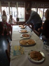 Foto 6 - Los vecinos degustan las tortillas y postres de los concursos gastronómicos 