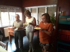 Foto 5 - Los vecinos degustan las tortillas y postres de los concursos gastronómicos 