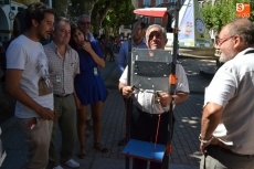 Foto 6 - La Corporación Municipal se lo pasa en grande en su visita al Divierteatro