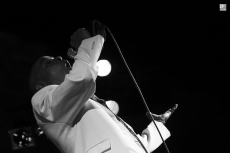 Una prodigiosa voz embelesa a la noche