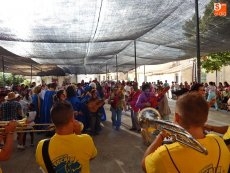 Derroche de colorido en el desfile de disfraces con la música como protagonista