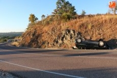 Herido tras salirse de la vía el turismo que conducía en la carretera de Masueco
