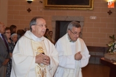 Religiosos y religiosas de Alba se re&uacute;nen con los matrimonios de las bodas de oro