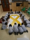 Foto 2 - El Colegio San Juan Bosco se suma a la propuesta de Pyfano elaborando un gran lazo dorado