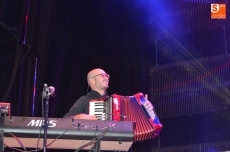 Foto 6 - Funambulista conecta con el público y se entrega en el escenario