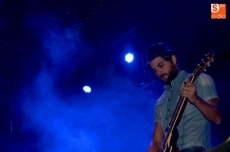 Foto 3 - Funambulista conecta con el público y se entrega en el escenario