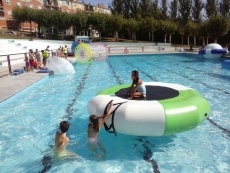 Foto 6 - El Encinar se lanza al agua en sus fiestas