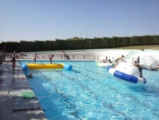 Foto 3 - El Encinar se lanza al agua en sus fiestas