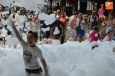 Foto 5 -  La Fiesta de la Espuma triunfa entre los pequeños bejaranos