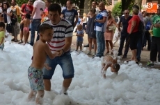 Foto 3 -  La Fiesta de la Espuma triunfa entre los pequeños bejaranos