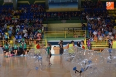 Foto 5 - El partido de 'Bumper ball' enfrenta a ocho peñas en partidos de 14 minutos