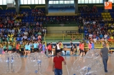 Foto 4 - El partido de 'Bumper ball' enfrenta a ocho peñas en partidos de 14 minutos