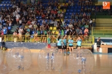 Foto 3 - El partido de 'Bumper ball' enfrenta a ocho peñas en partidos de 14 minutos