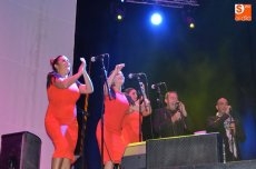 Foto 4 - Las sevillanas y rumbas de Raya Real triunfan entre los bejaranos