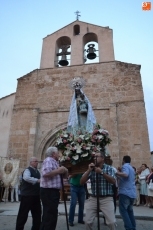 Foto 5 - La Virgen de la Peña procesiona acompañada de cientos de fieles, que pidieron por los inmigrantes
