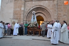 Foto 3 - La Virgen de la Peña procesiona acompañada de cientos de fieles, que pidieron por los inmigrantes