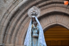 Foto 4 - La Virgen de la Peña procesiona acompañada de cientos de fieles, que pidieron por los inmigrantes