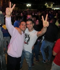 Foto 4 - Los vecinos abarrotan la Plaza para vivir la Nochevieja Villoreja