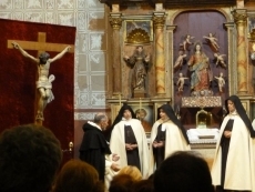 Foto 6 - El público aplaude la representación de ‘Teresa, la jardinera de la luz’