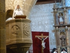 Foto 3 - El público aplaude la representación de ‘Teresa, la jardinera de la luz’