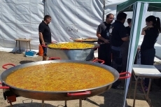 Foto 3 - Las peñas y una gran paella animan las fiestas ante el primer encierro