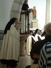 Foto 6 - ‘Teresa, la jardinera de la luz’ llena la cuidada iglesia de la localidad 