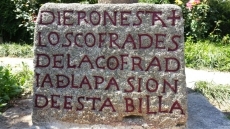 Inscripción en la base del crucero. FOTO : AA.VV. Puente del Congosto