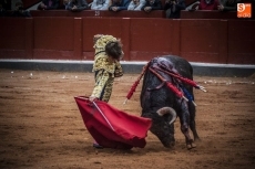 Foto 5 - Cogida grave de Perera en el bajo vientre y dos orejas para Castella; una para El Juli