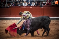 Foto 3 - Cogida grave de Perera en el bajo vientre y dos orejas para Castella; una para El Juli