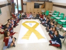 Foto 4 - El Colegio San Juan Bosco se suma a la propuesta de Pyfano elaborando un gran lazo dorado