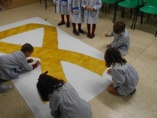 Foto 3 - El Colegio San Juan Bosco se suma a la propuesta de Pyfano elaborando un gran lazo dorado